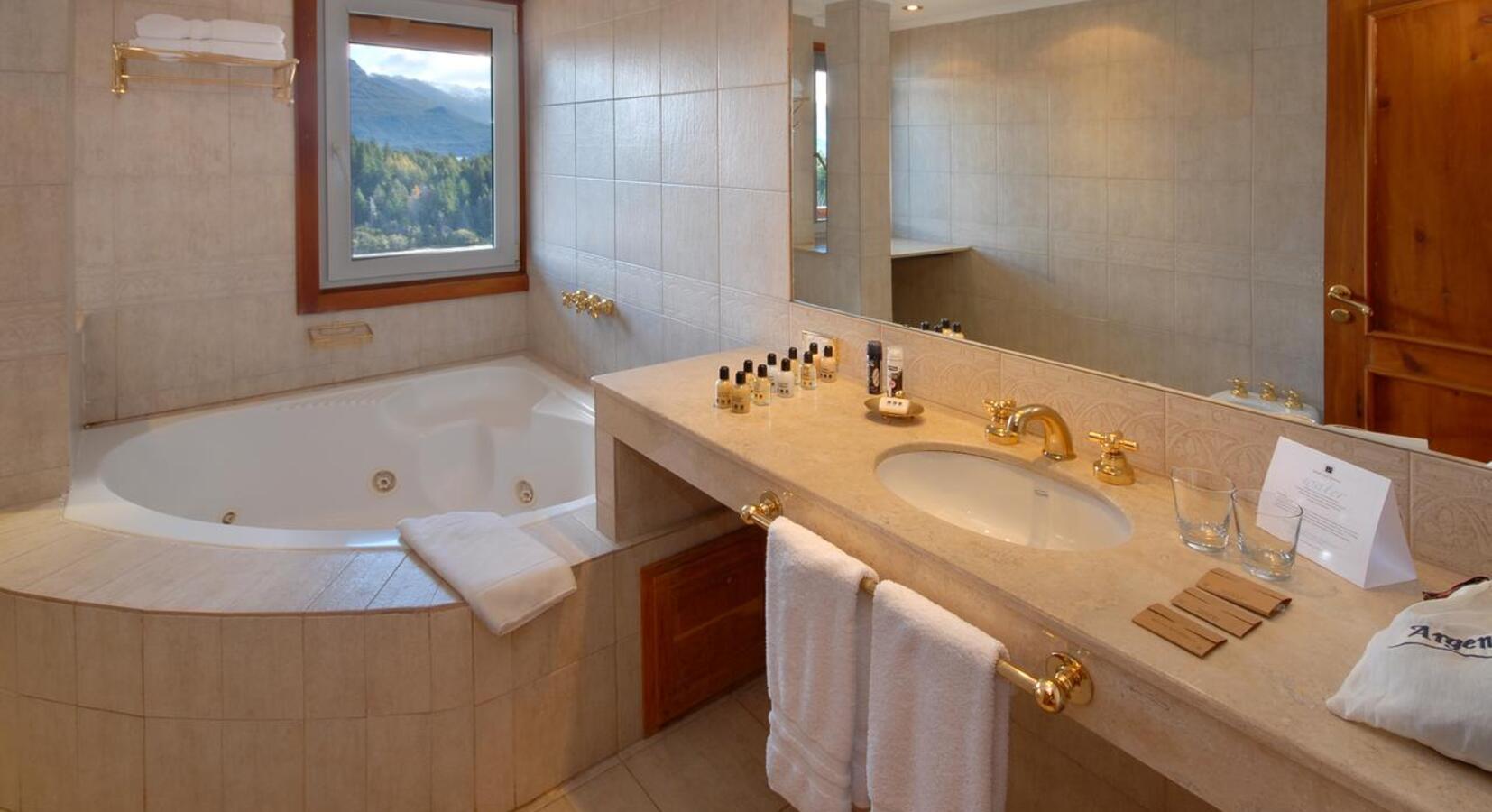 Suite bathroom