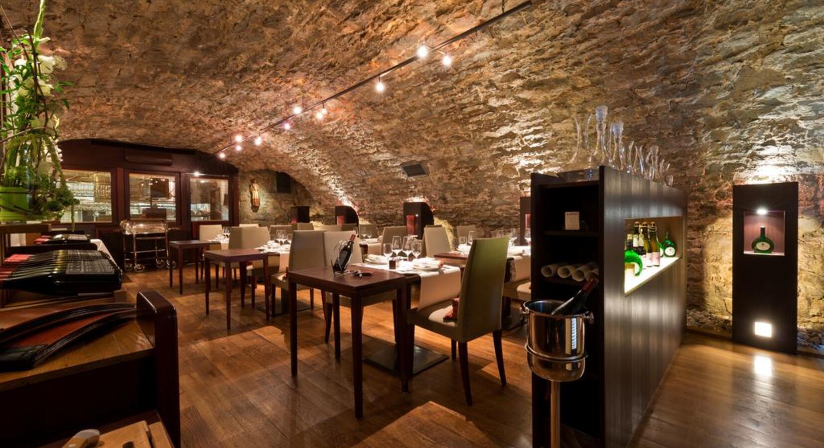 Restaurant in vaulted chamber