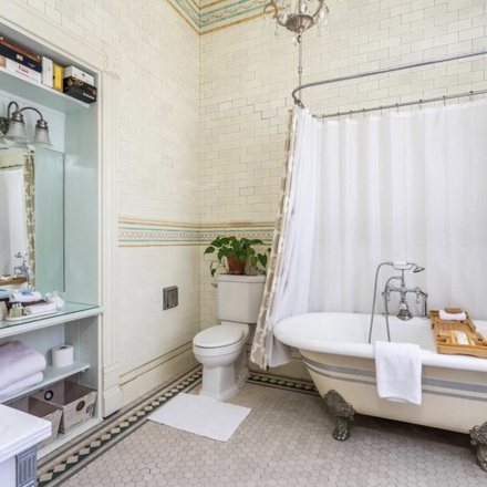 Carriage House Suite Bathroom