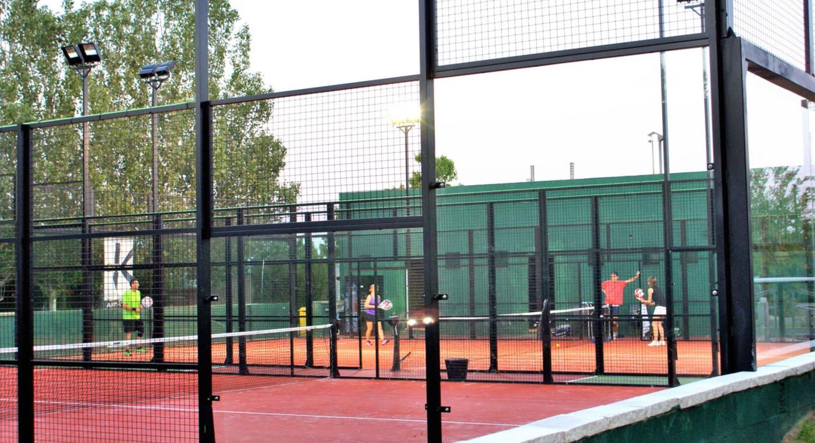 Hotel tennis courts