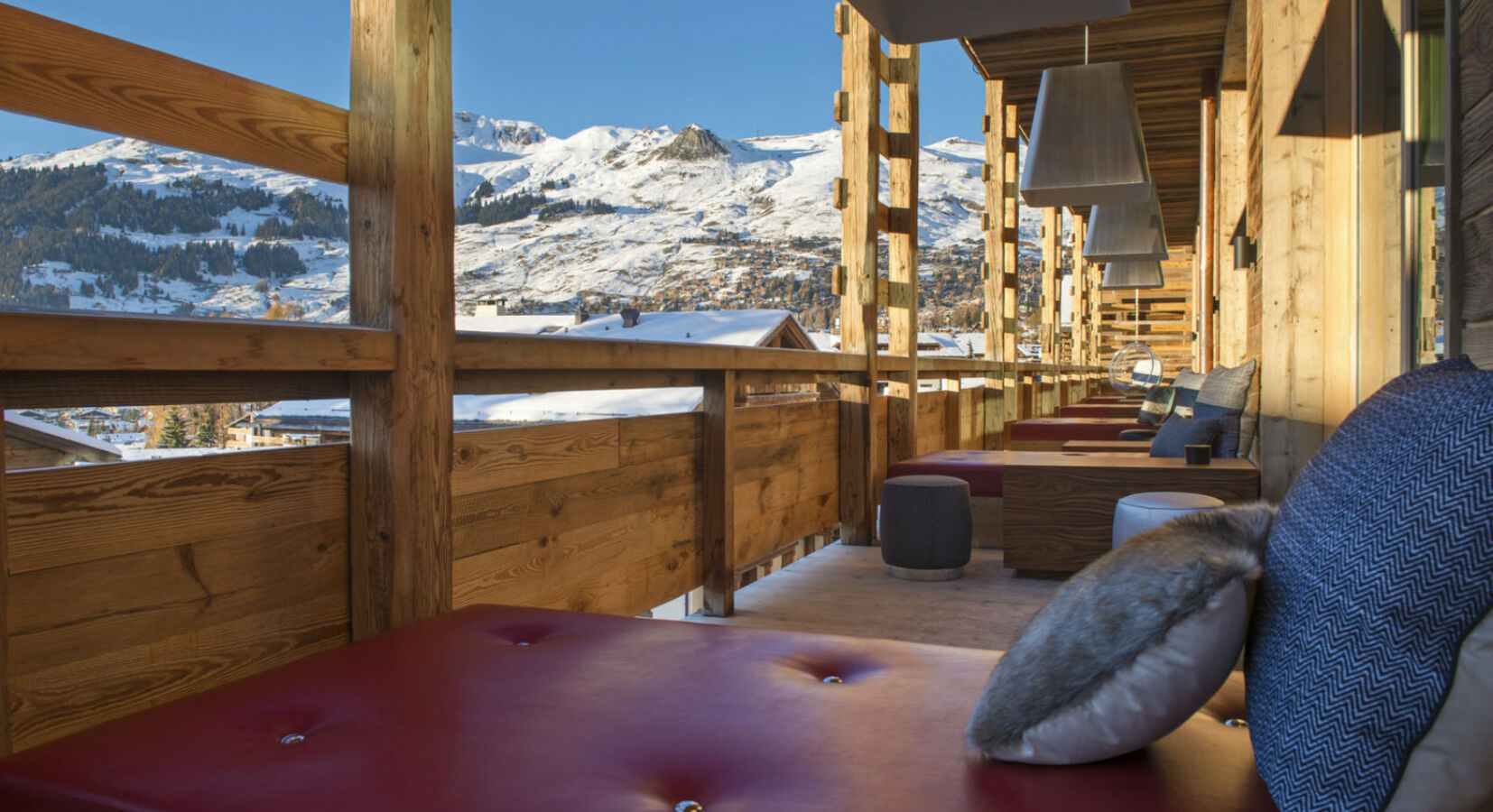 Sun loungers watchng the skiers return