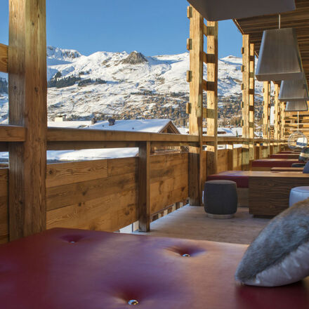 Sun loungers watchng the skiers return