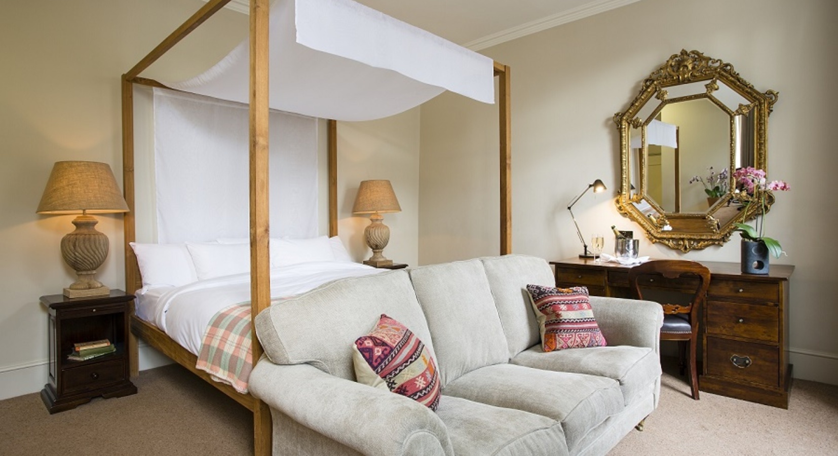 Four Poster Deluxe Room