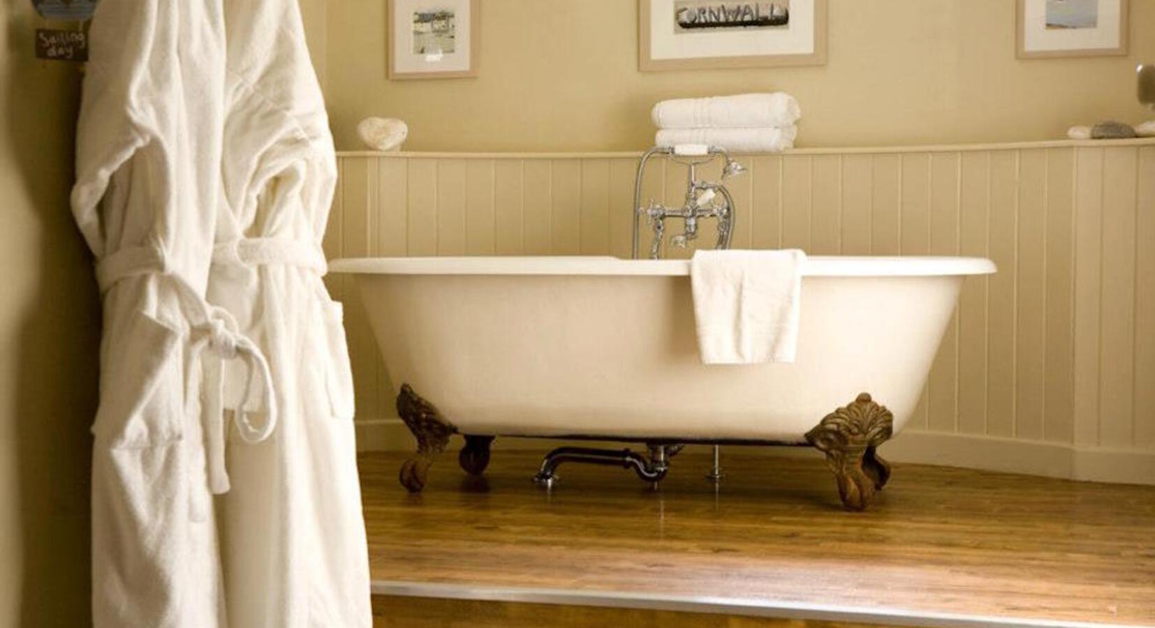 Gorgeous roll top baths 