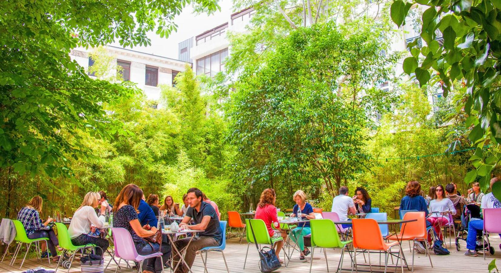 Sit-out terrace and outdoor dining