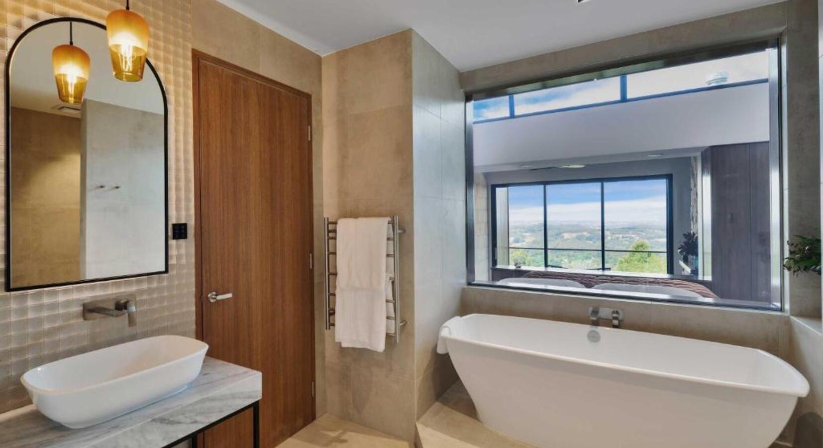 Suite - Bathroom with Tub 