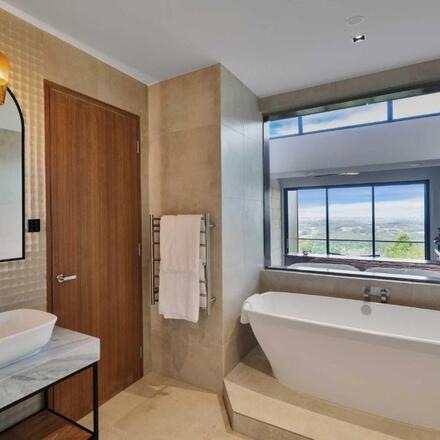 Suite - Bathroom with Tub 