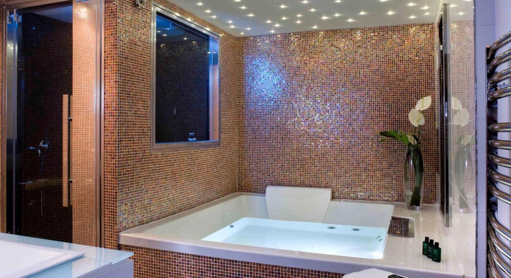 Suite bathroom