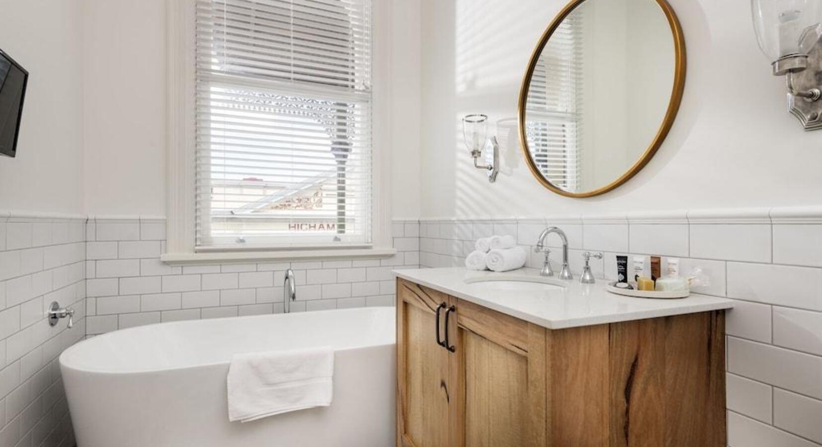 Bathroom with Tub 