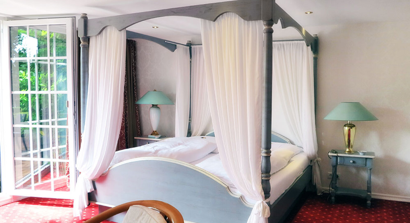 Double room with four poster bed