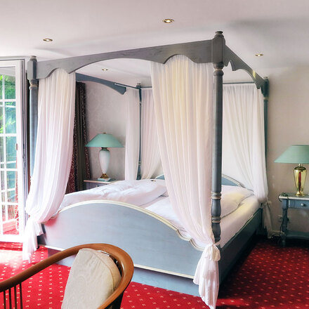 Double room with four poster bed