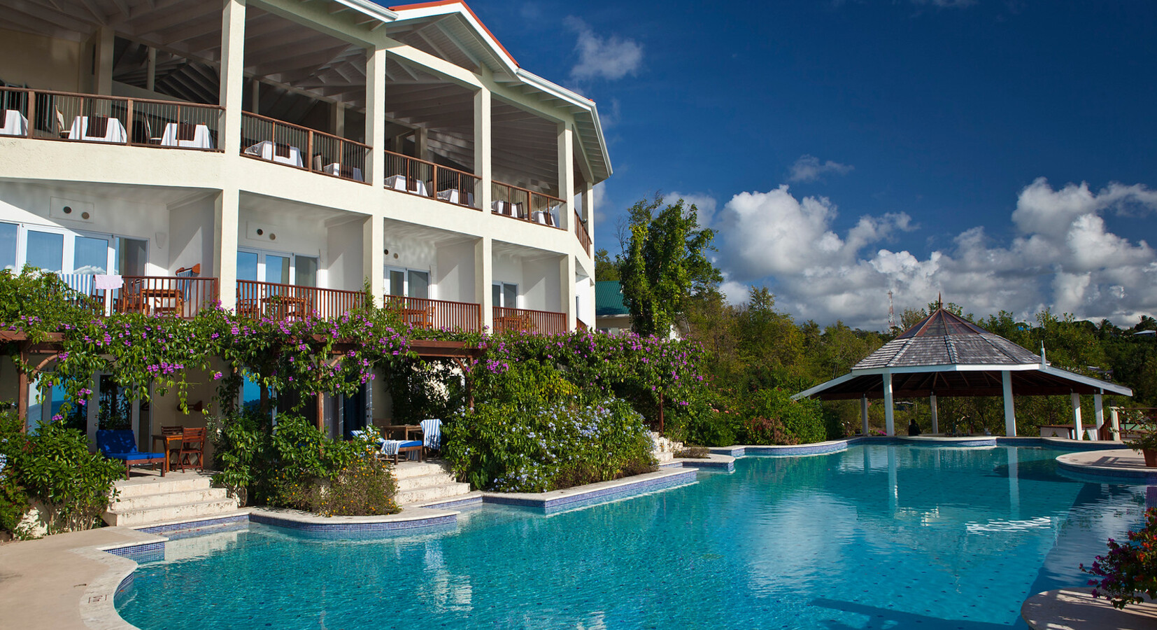 Pool with pool bar and swim-up junior suites