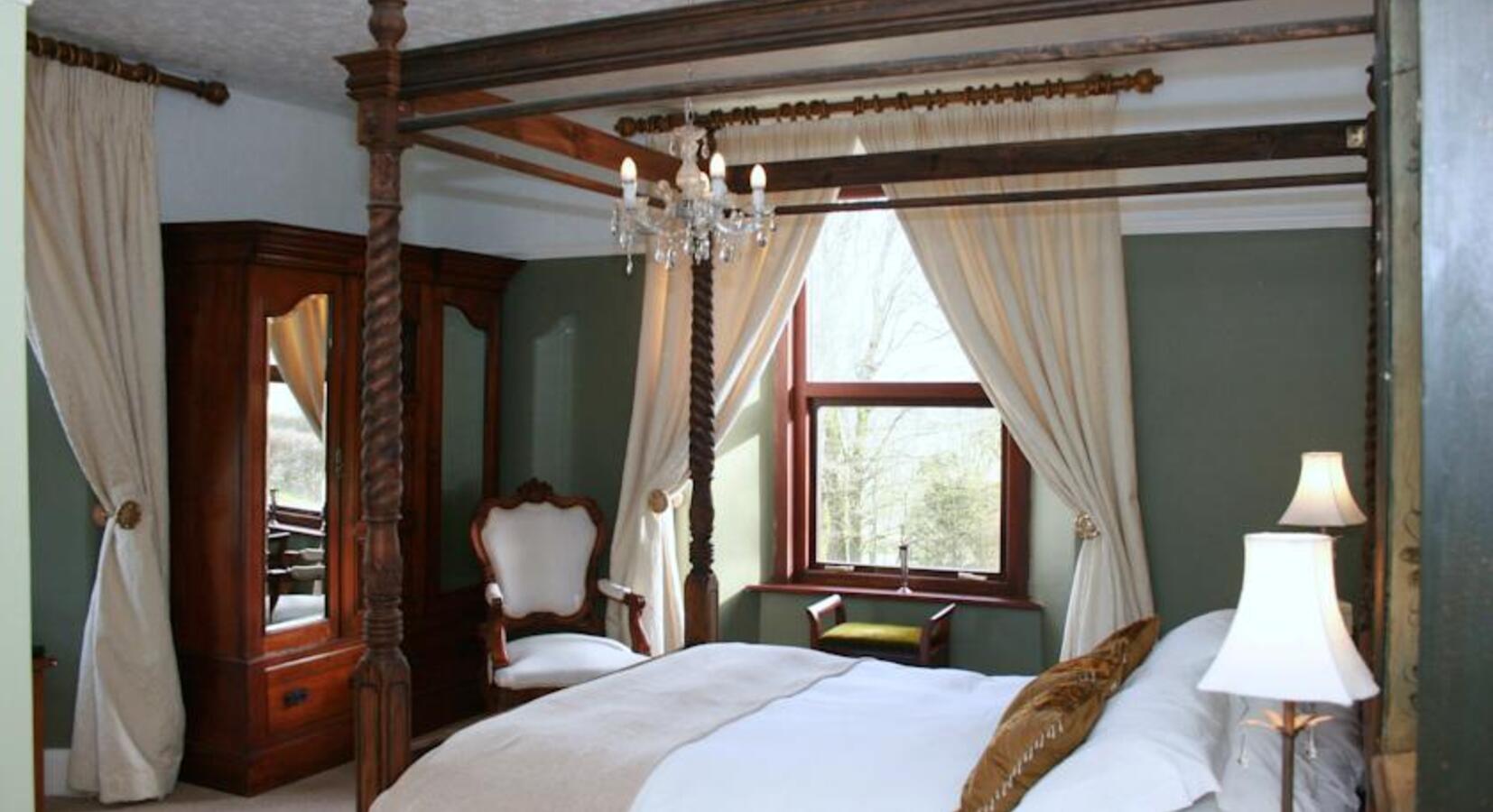 Double bedroom with four poster bed