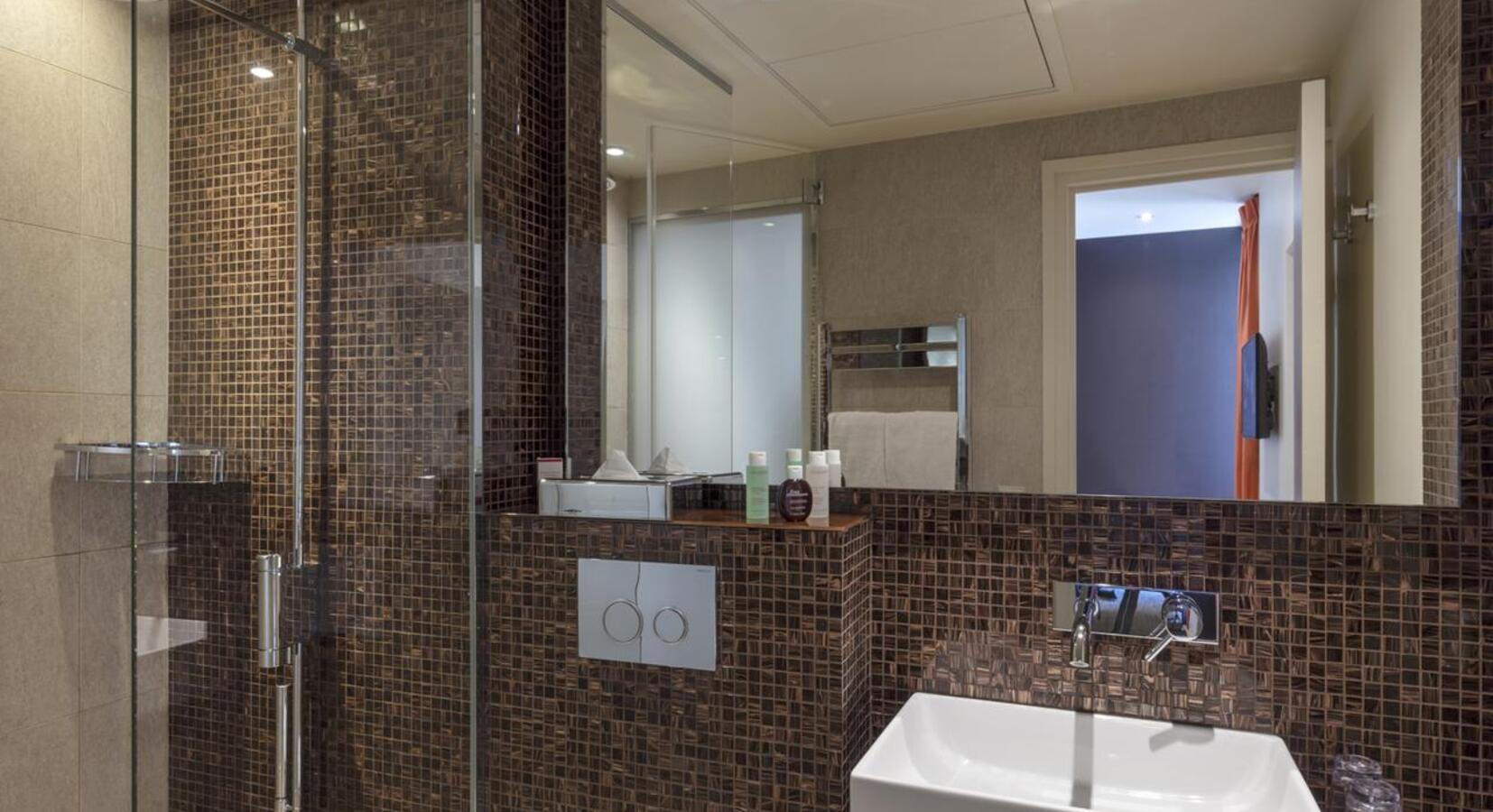 Superior suite bathroom