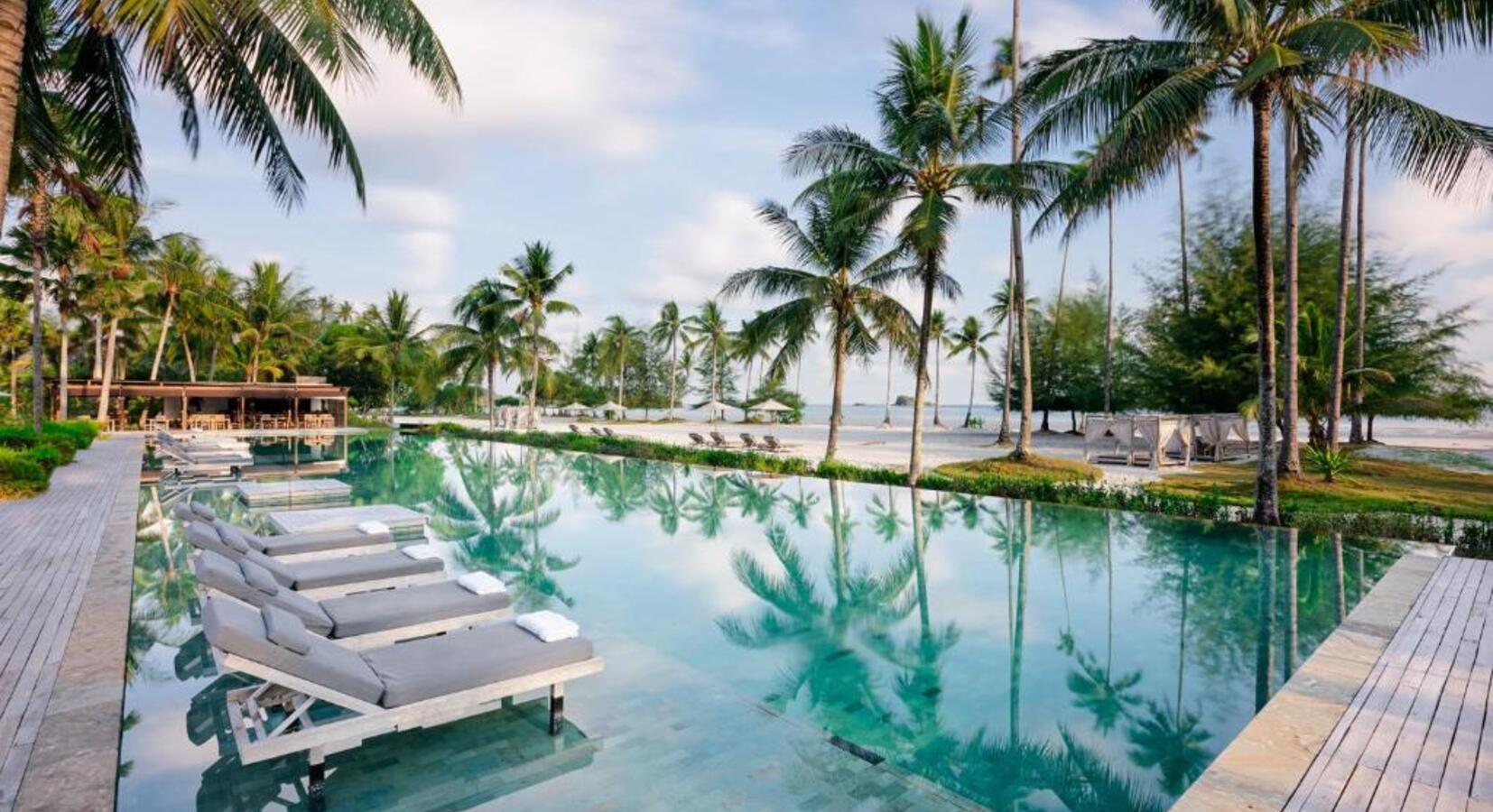 Ocean-Facing Swimming Pool 