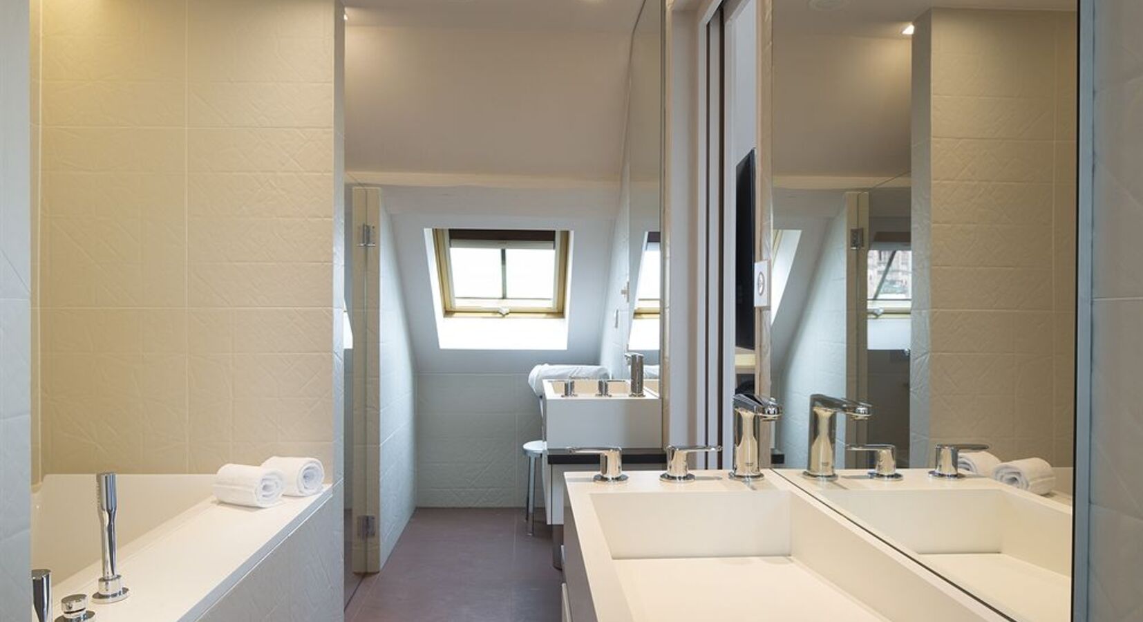 Suite bathroom