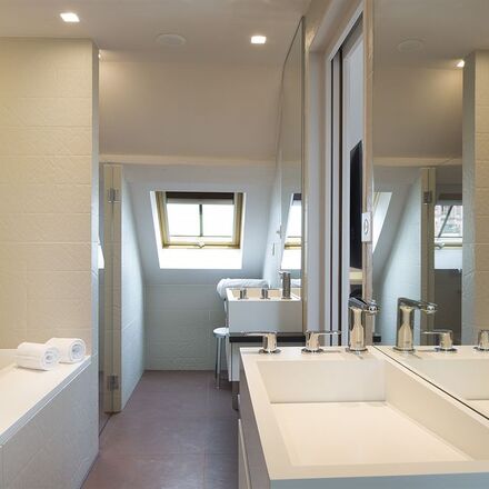 Suite bathroom