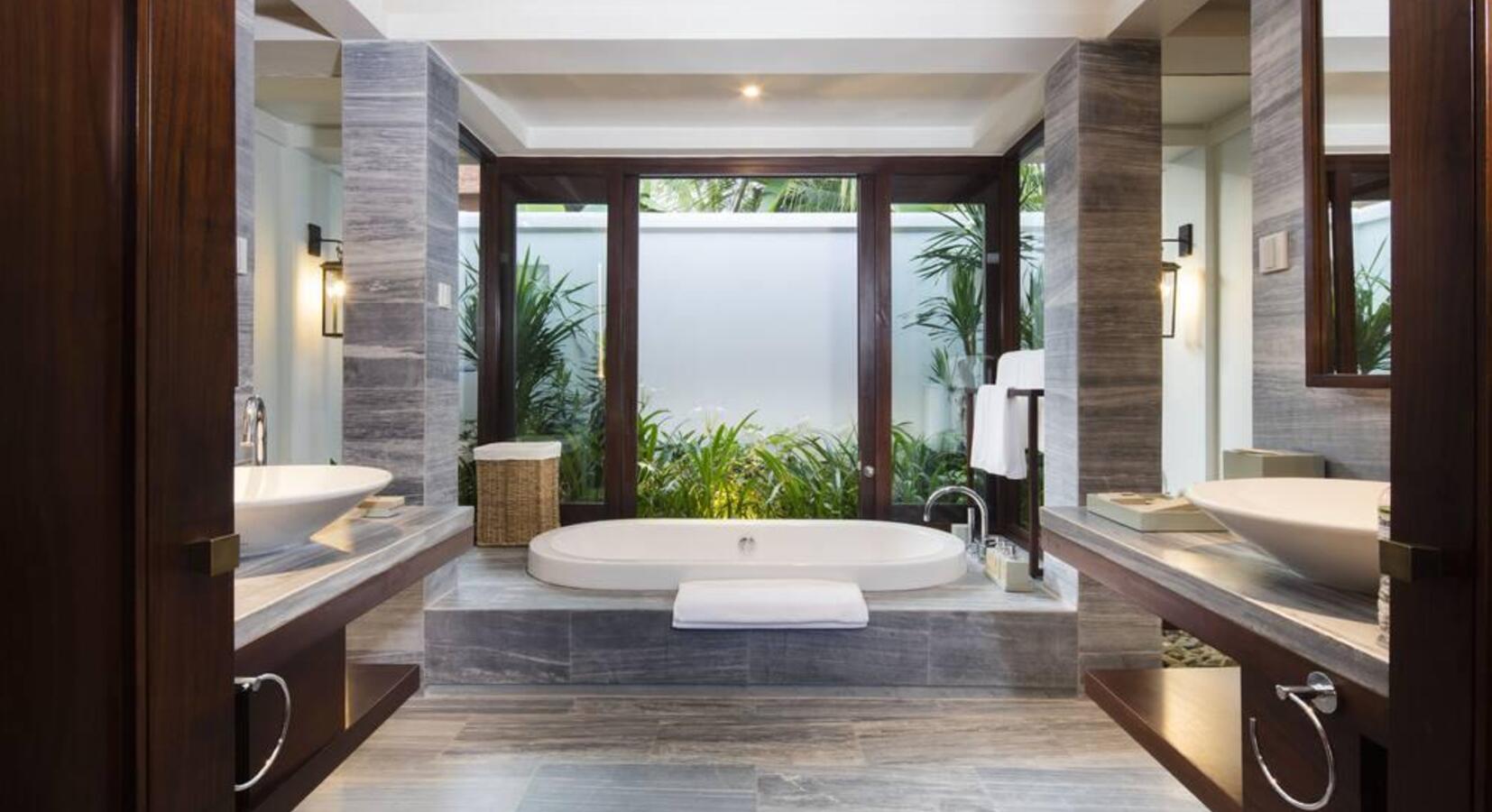 Suite Bathroom with Tub