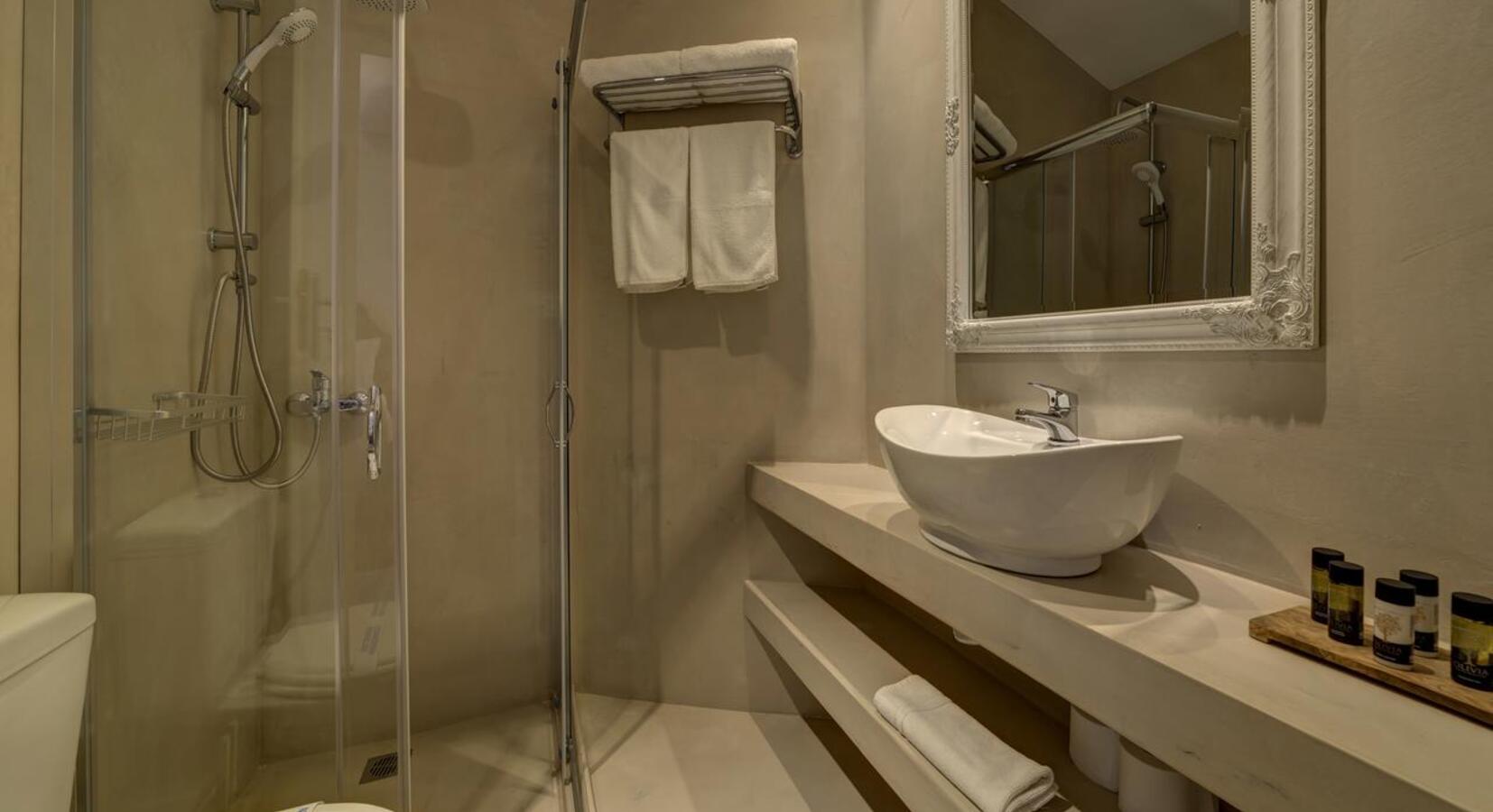 Comfort double room bathroom