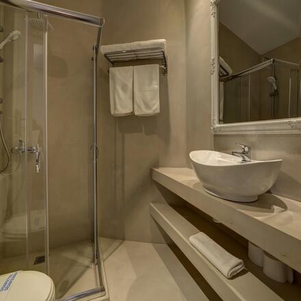 Comfort double room bathroom