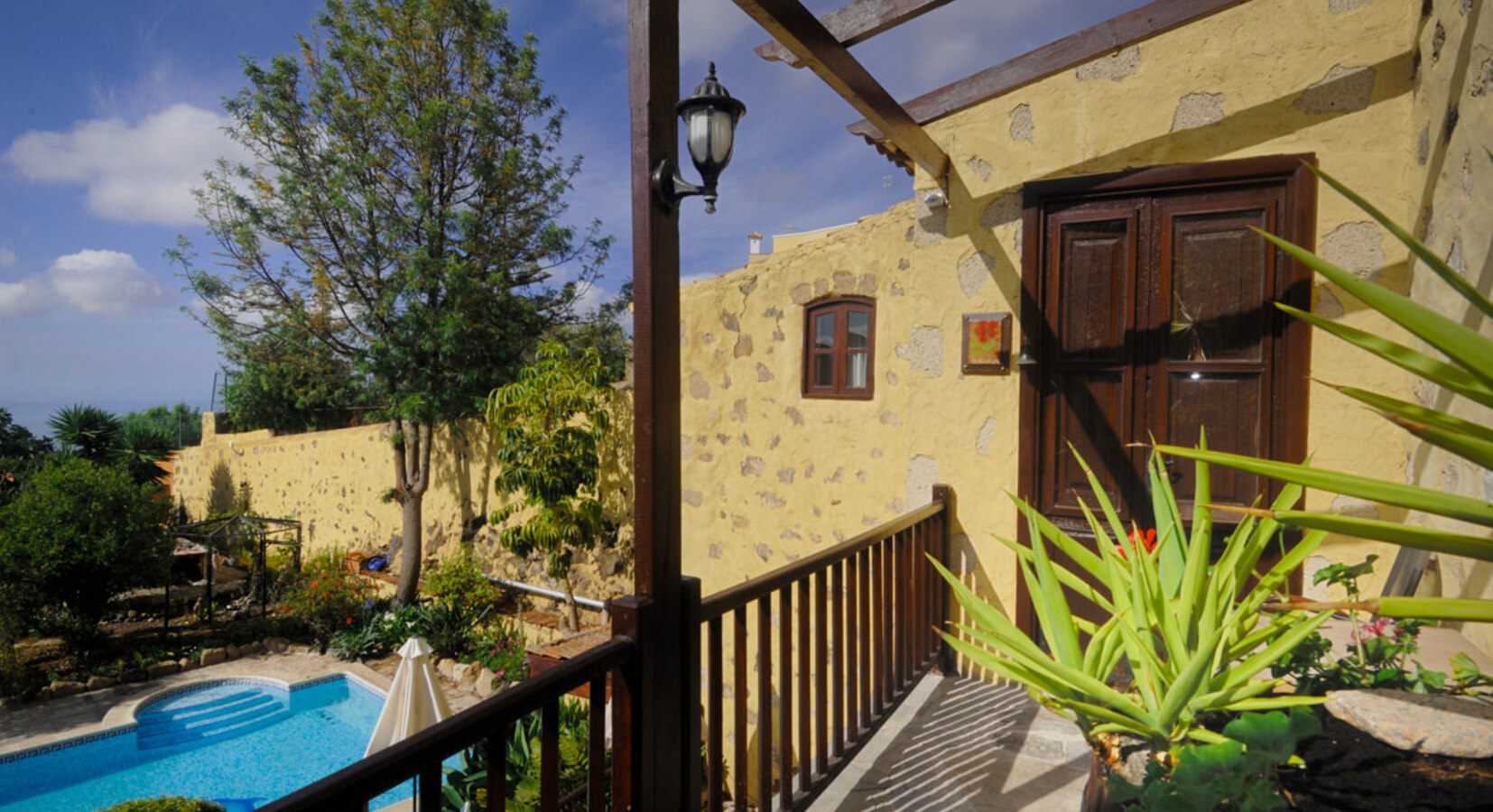 Hibiscus cottage balcony