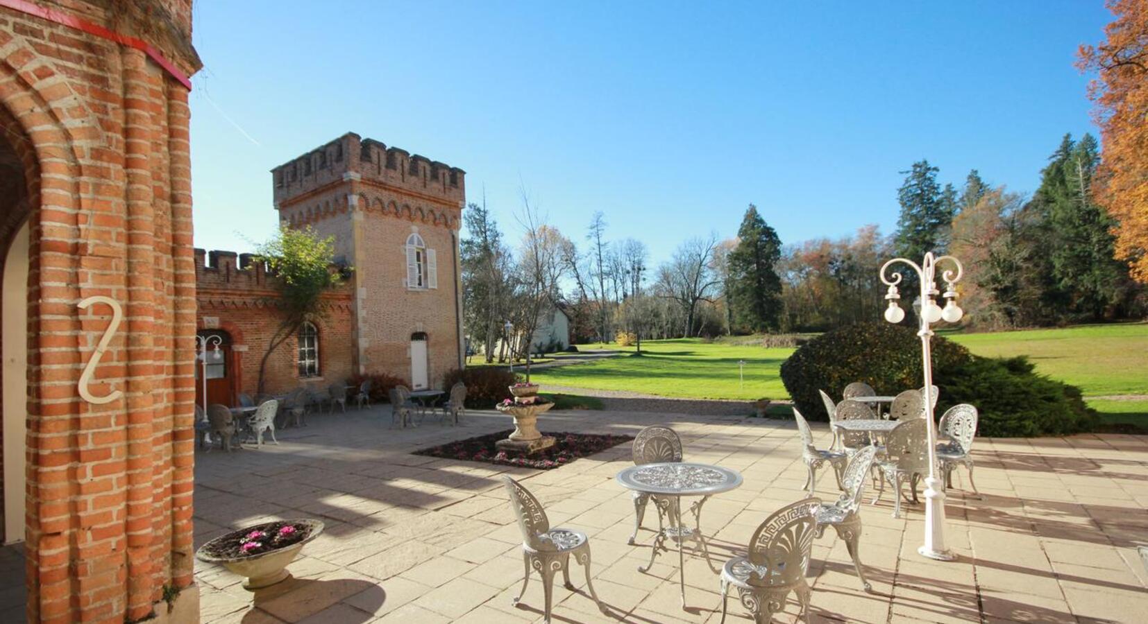 Courtyard terrace dining