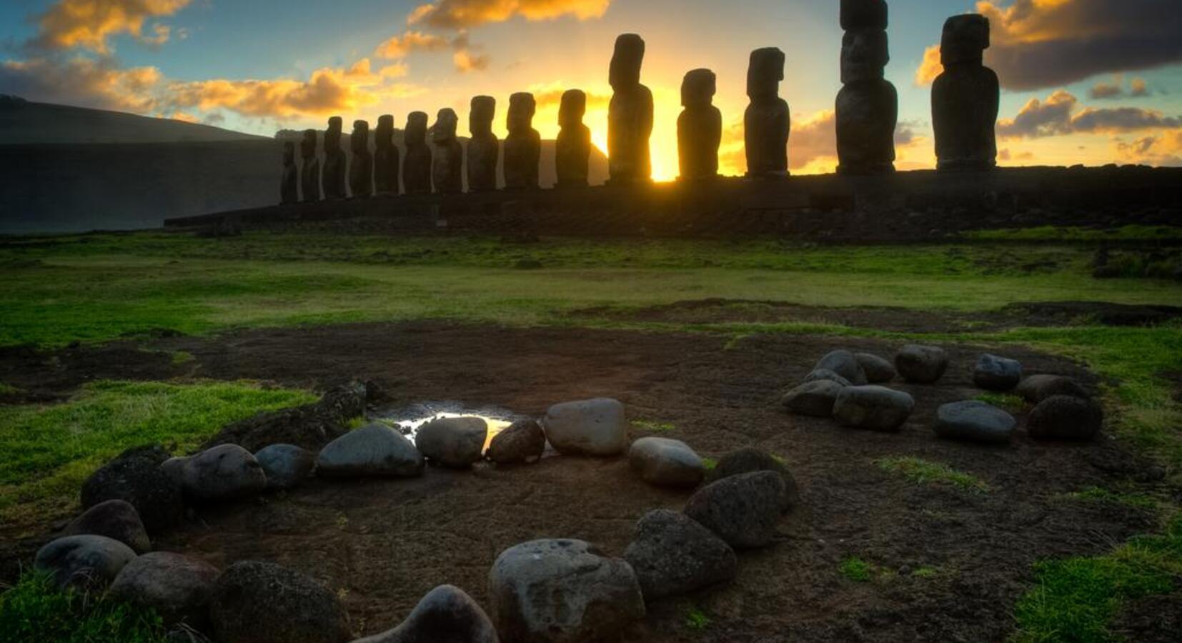 Stone statues facing inwards