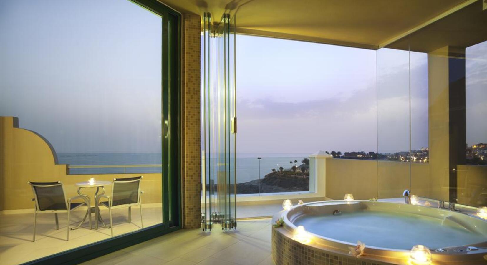 Accommodation with private whirlpool bath