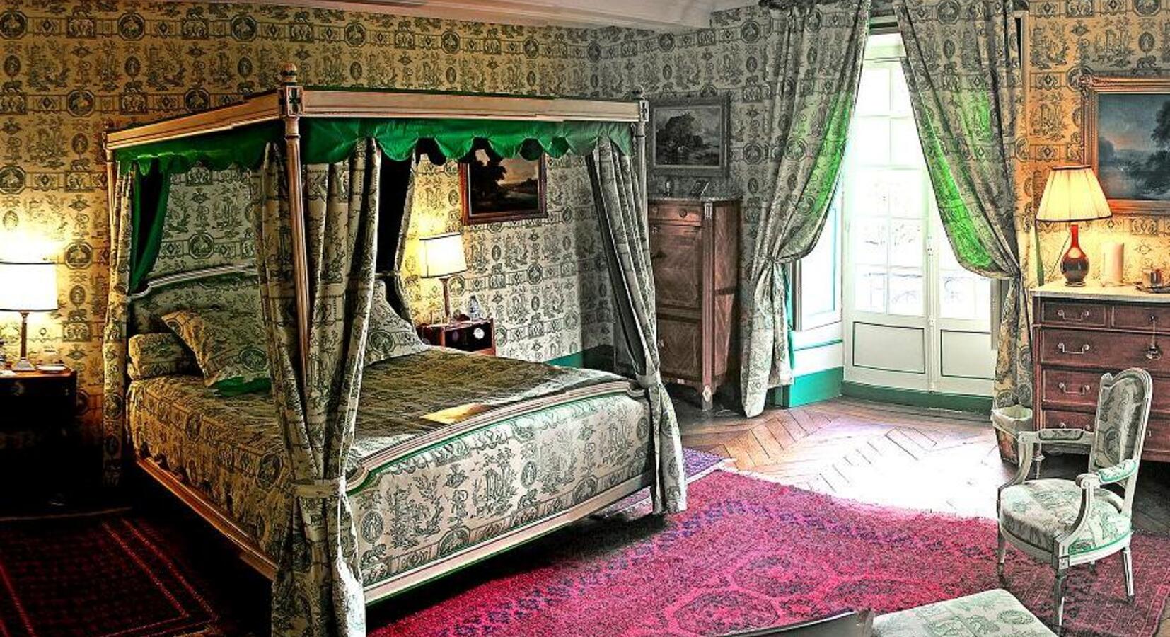 Four poster King size Chambre Esprit de Jouy Verte, overlooking the garden