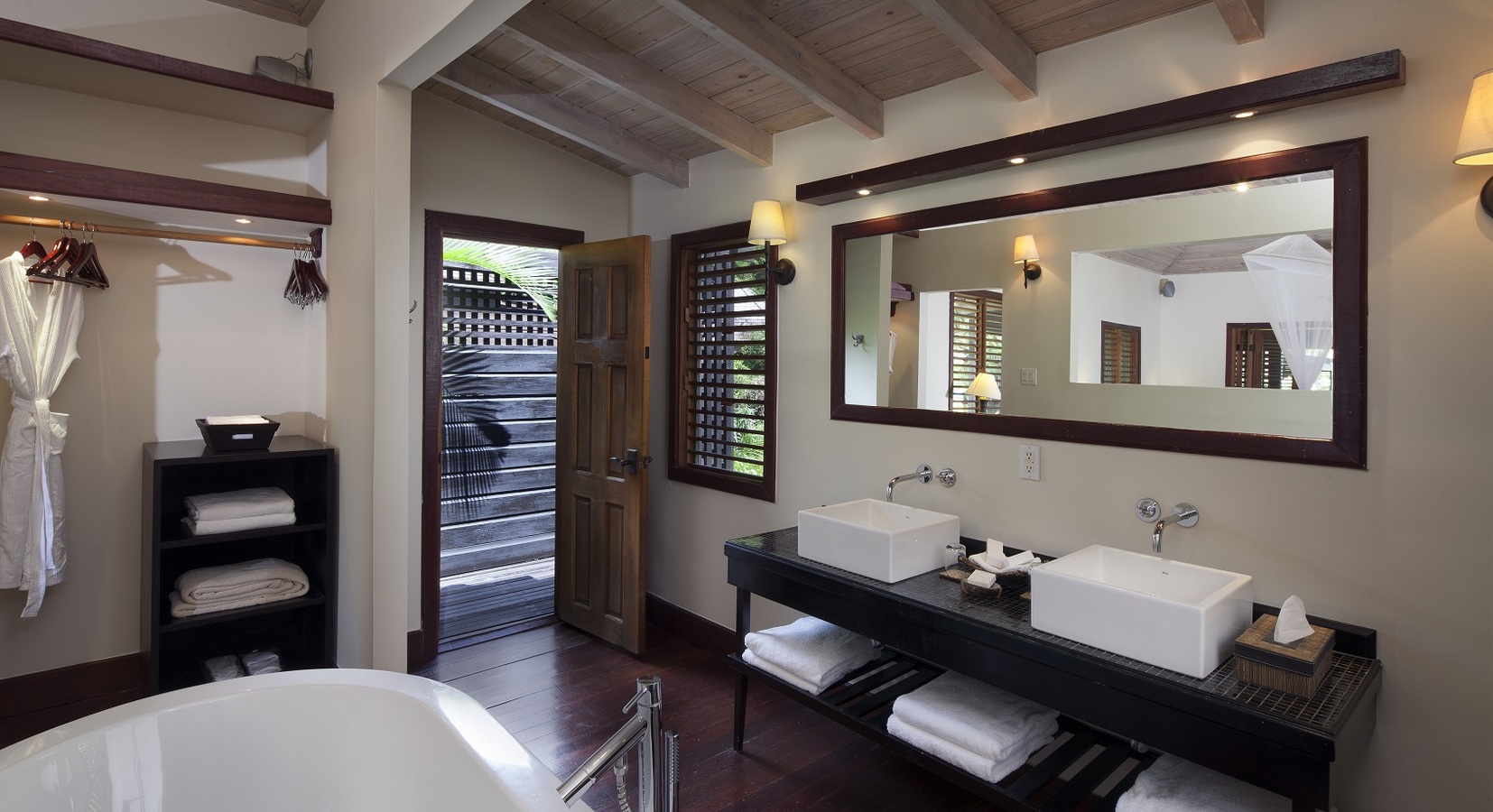 Beachfront/Garden Suite Bathroom