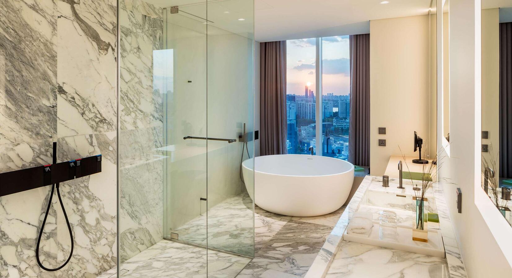 Bathroom with Tub 