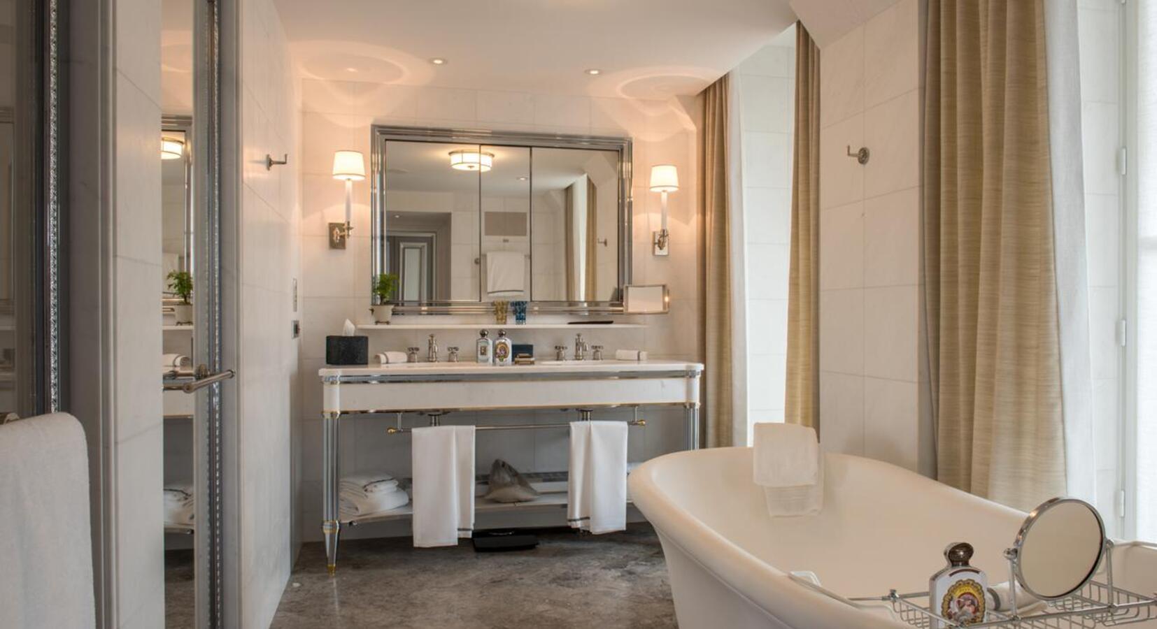 Grand premier king bathroom