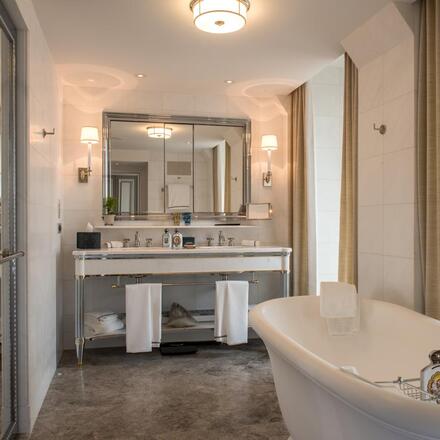 Grand premier king bathroom