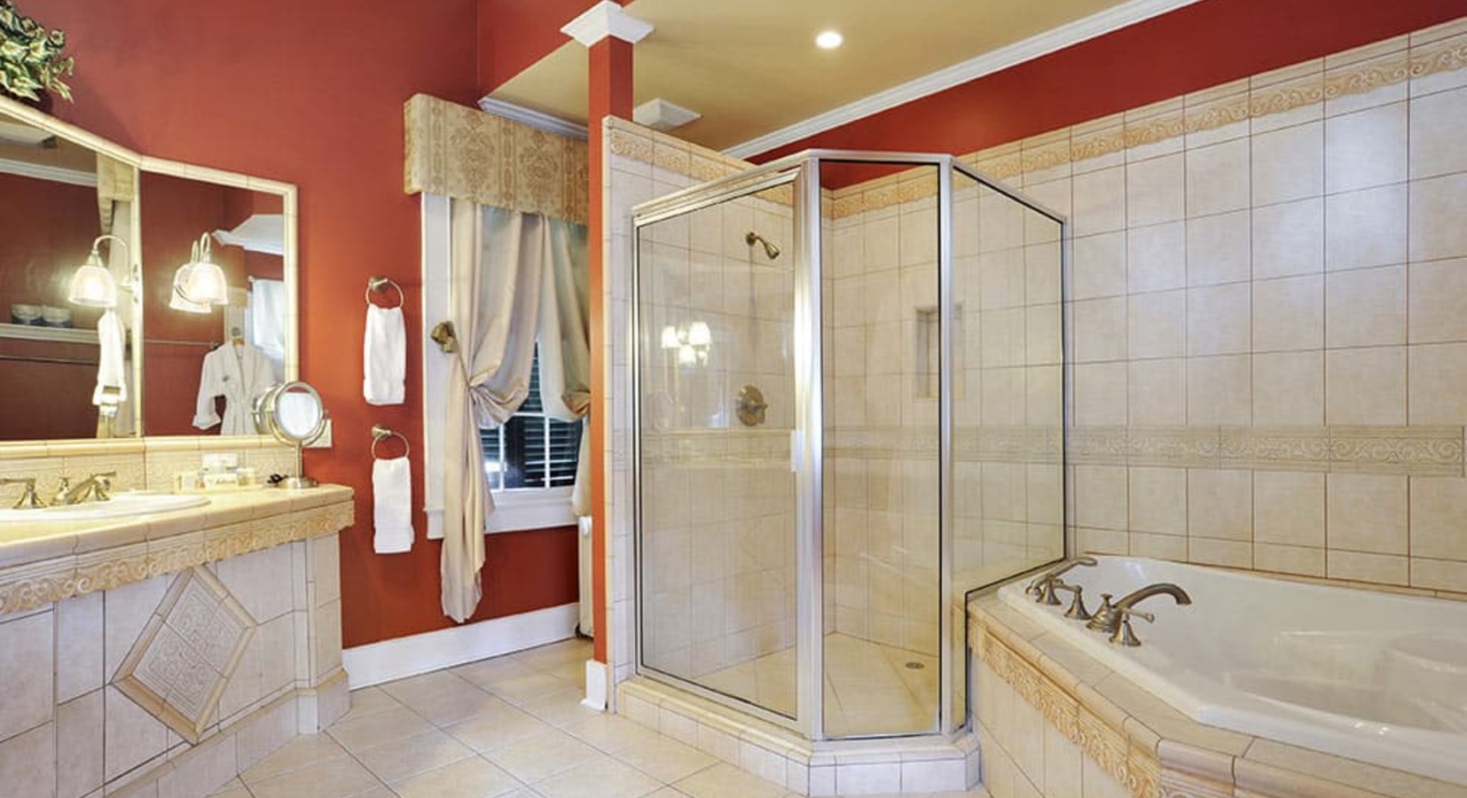 Creole Queen room en suite bathroom with whirlpool tub