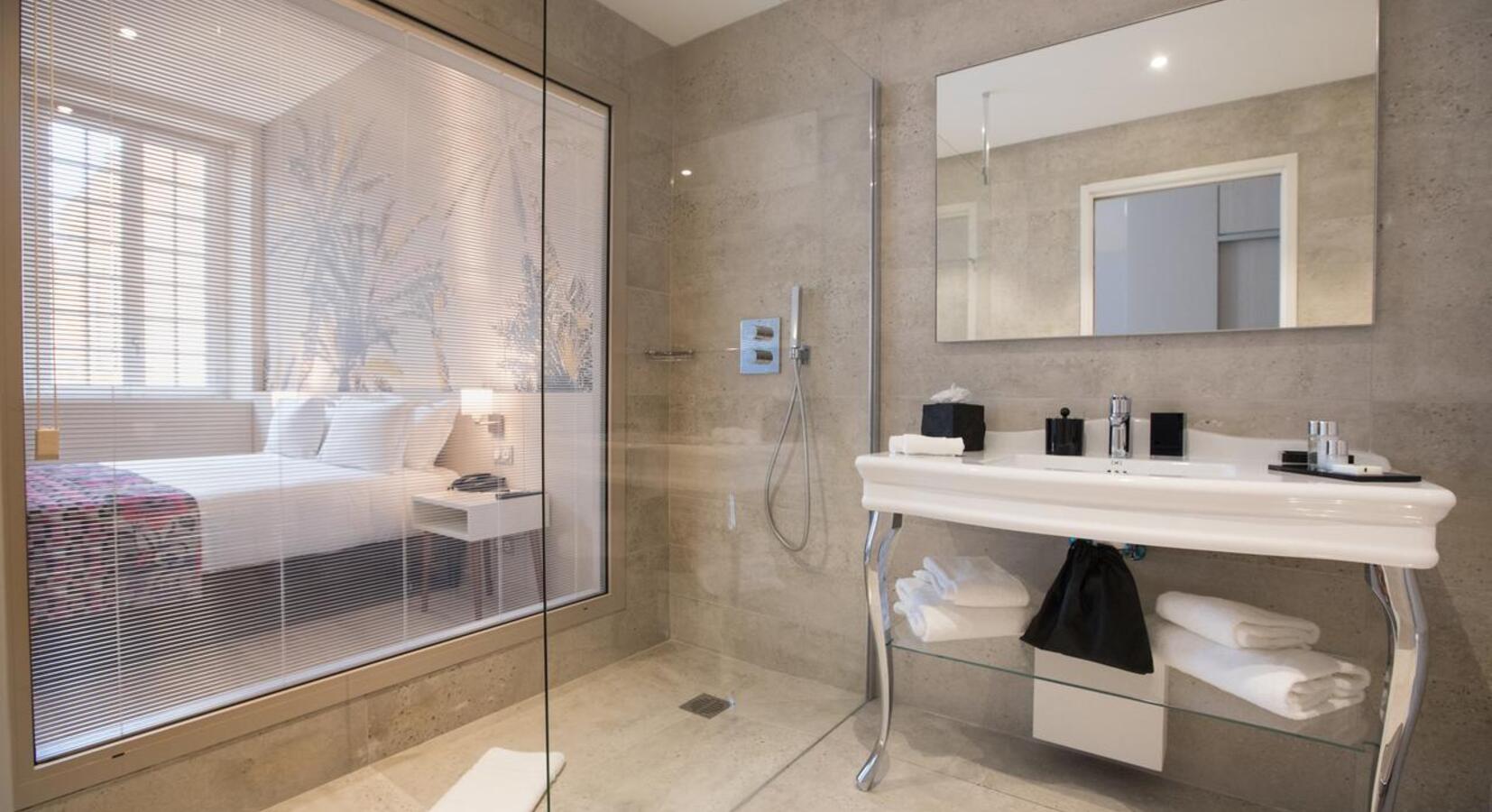 Suite bathroom