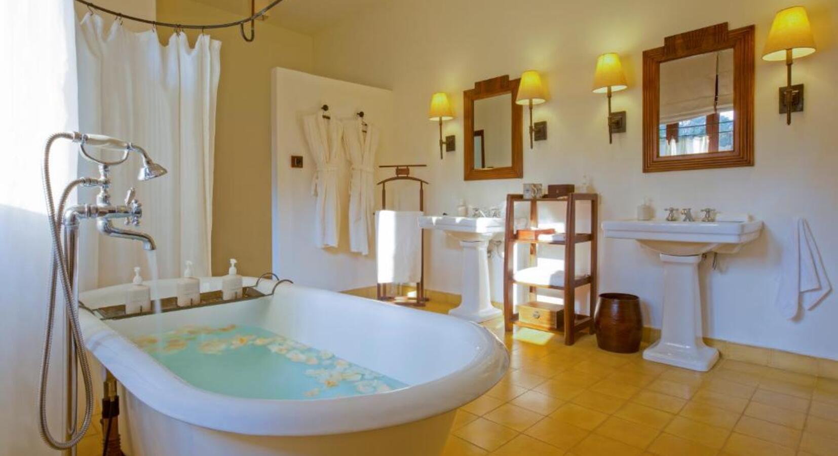 Bathroom with Tub 