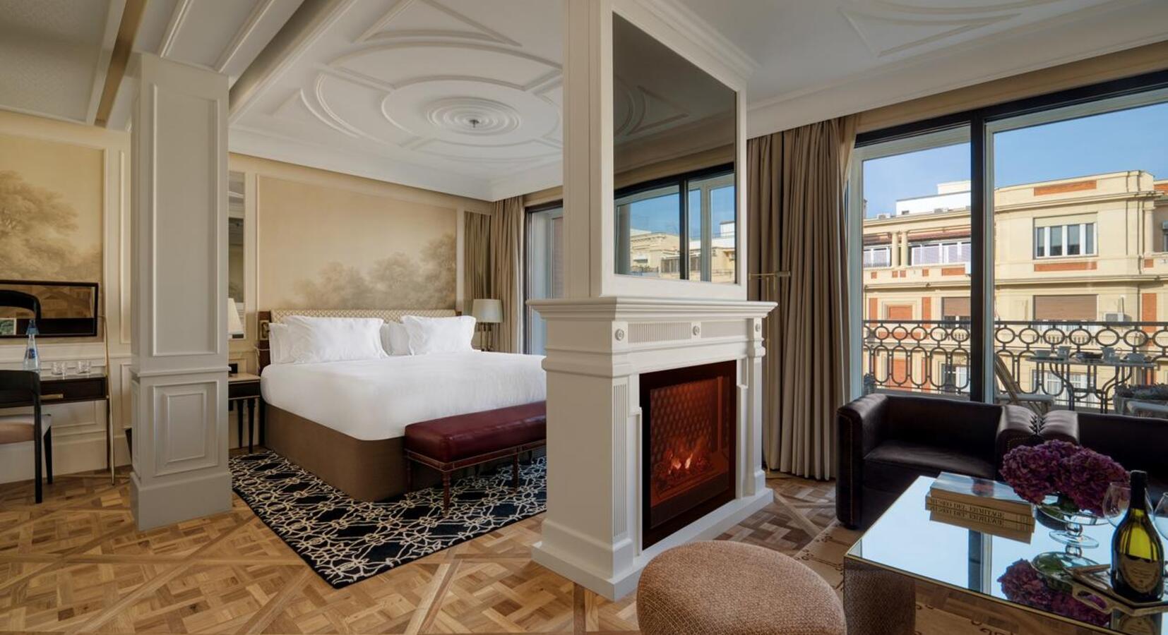 Suite with city view