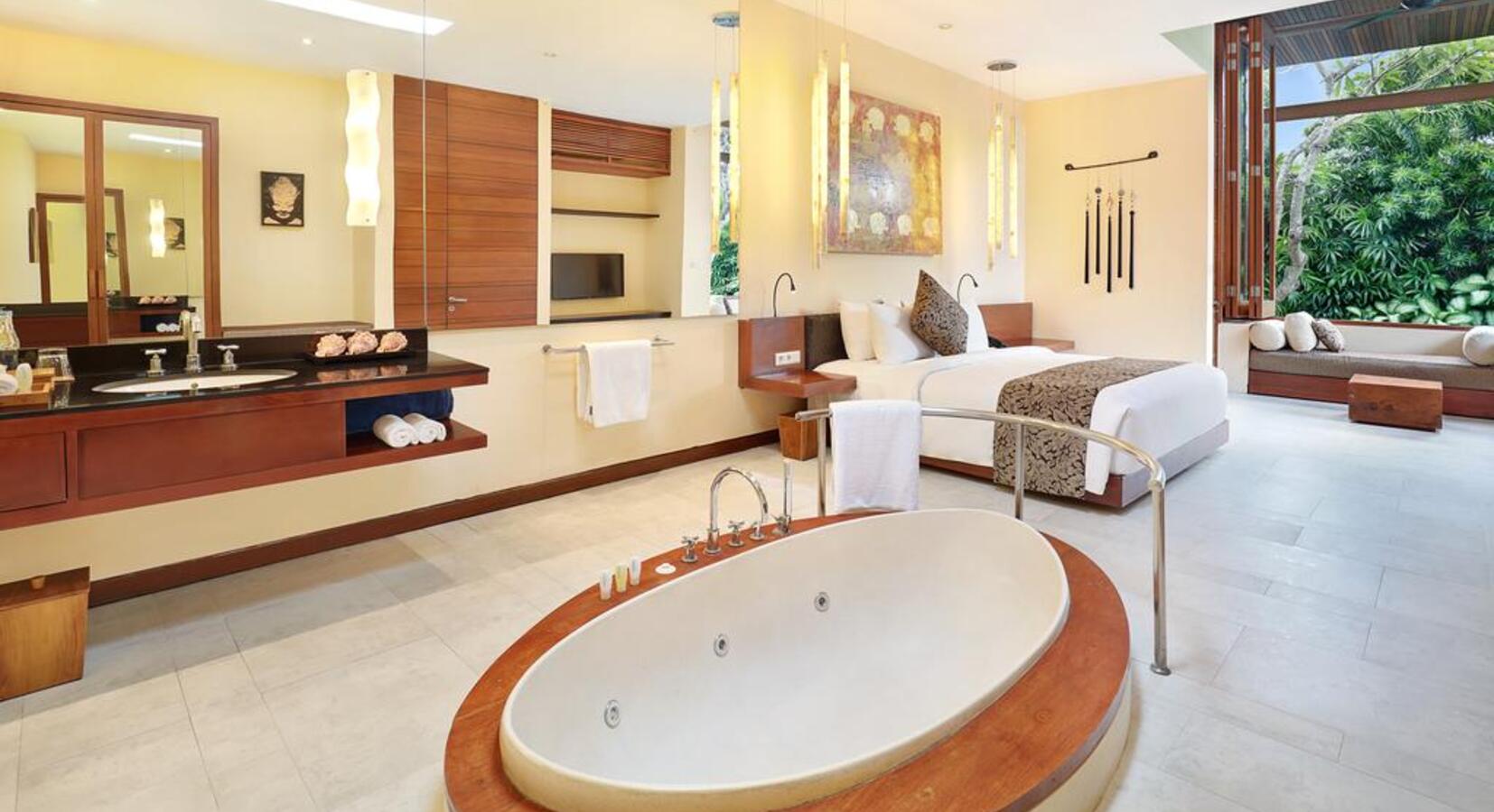 Guest room with in-room tub