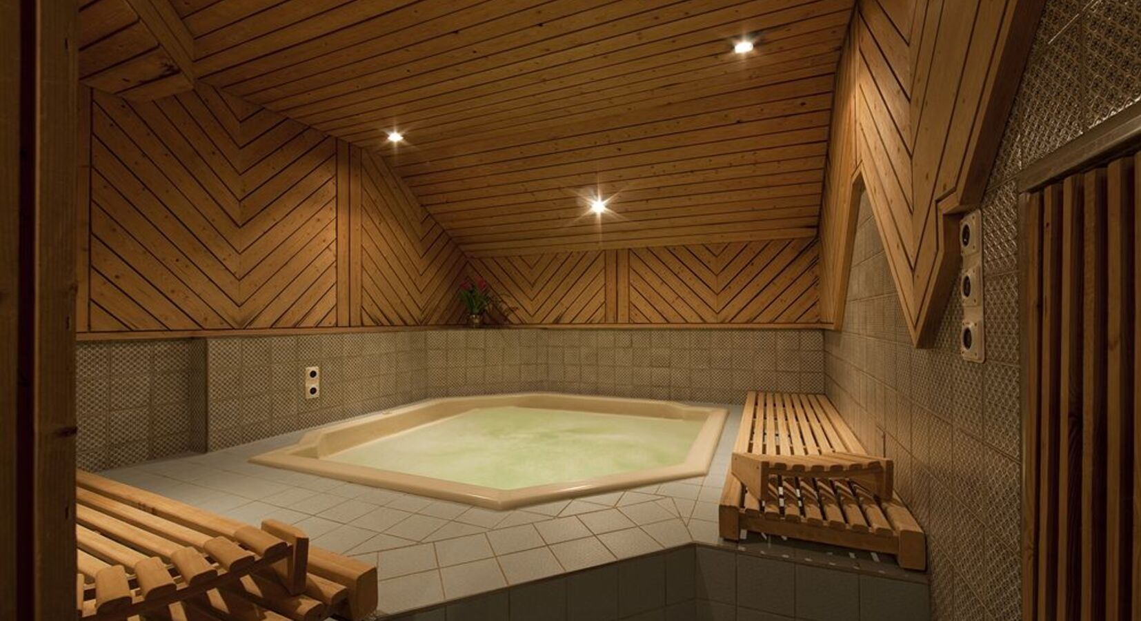 Indoor spa tub