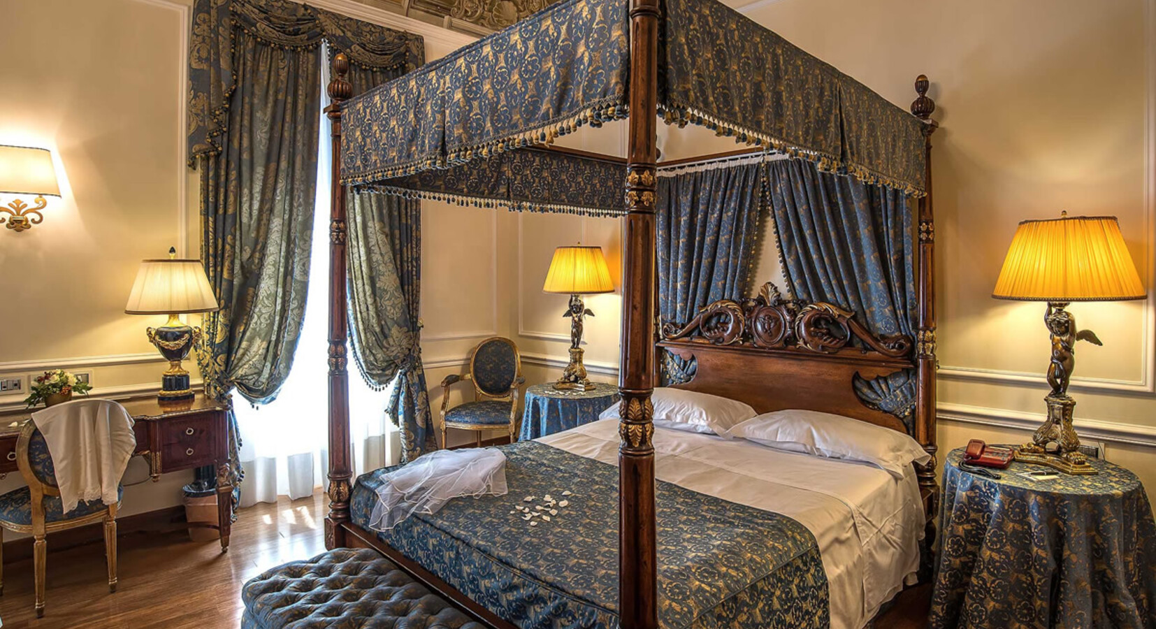 Four poster bedroom