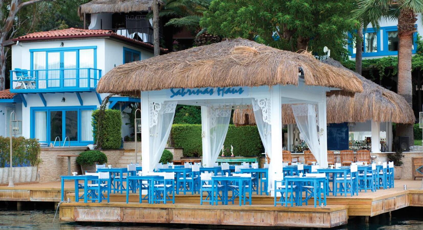 Dining area and restaurant 