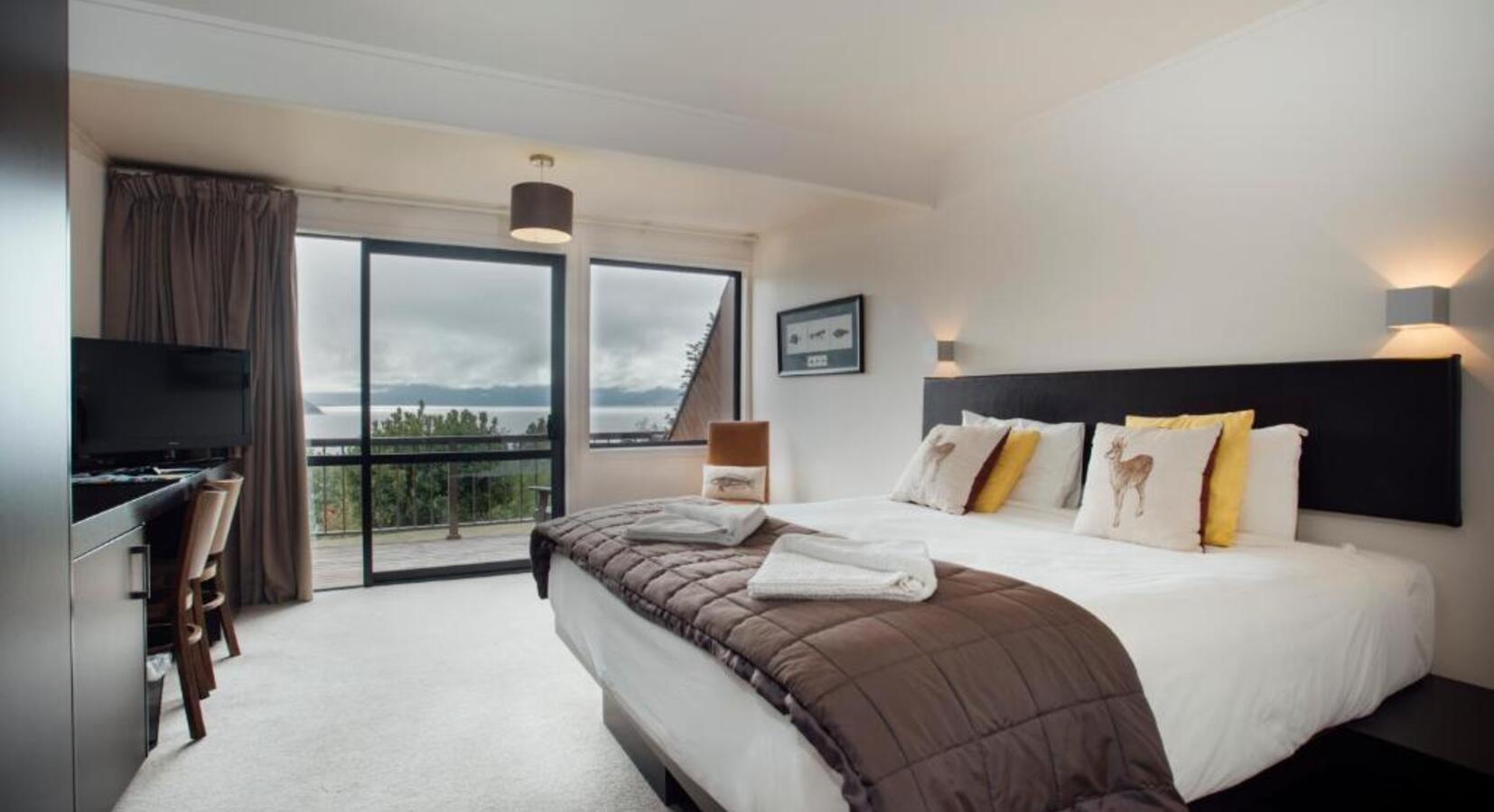 Double Bedroom with Lake View