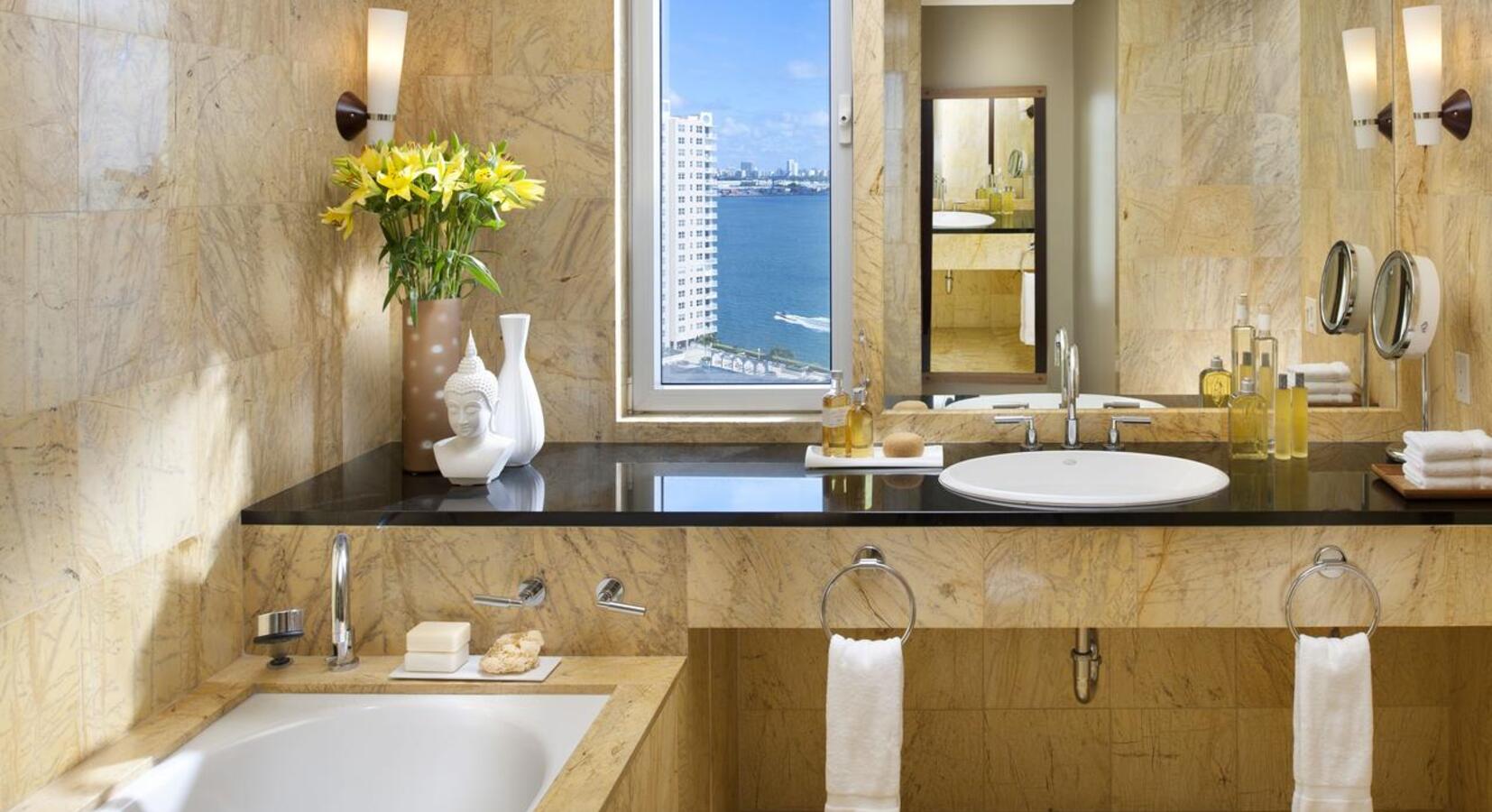 Skyline suite bathroom