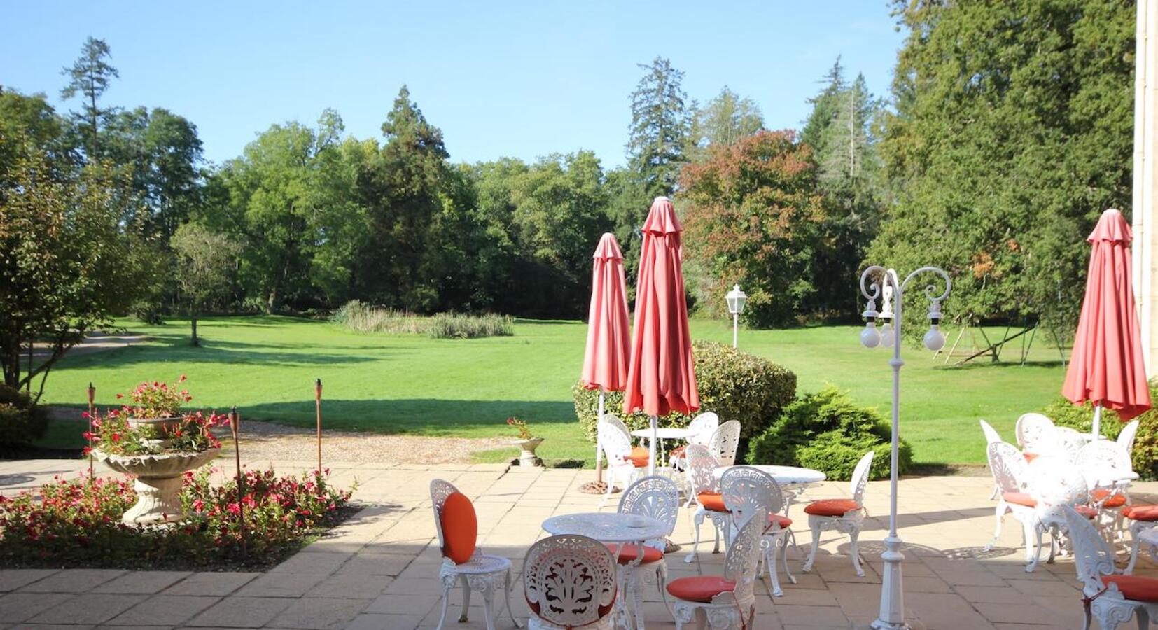 Courtyard terrace dining