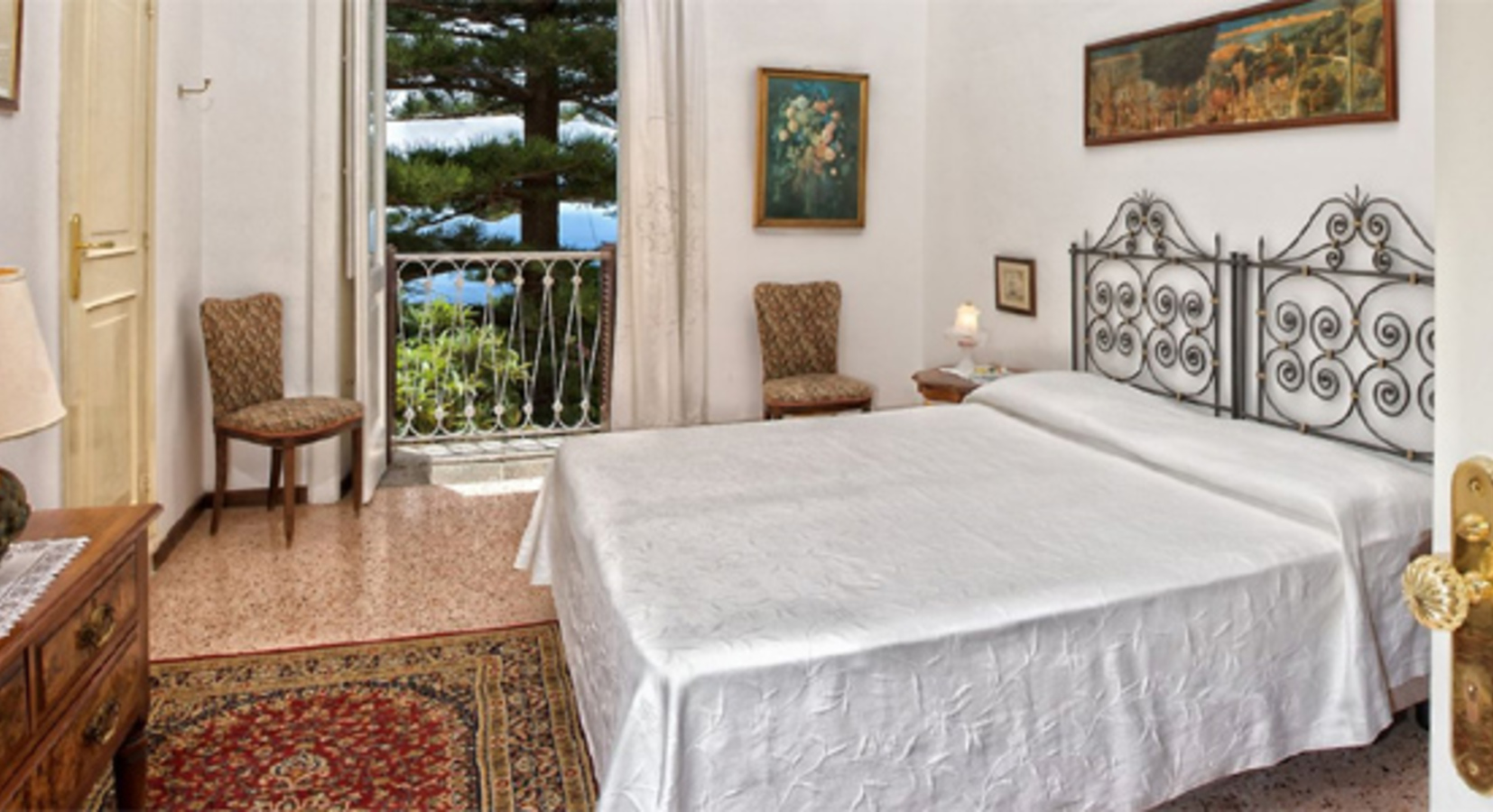 Classic bedroom with sea view