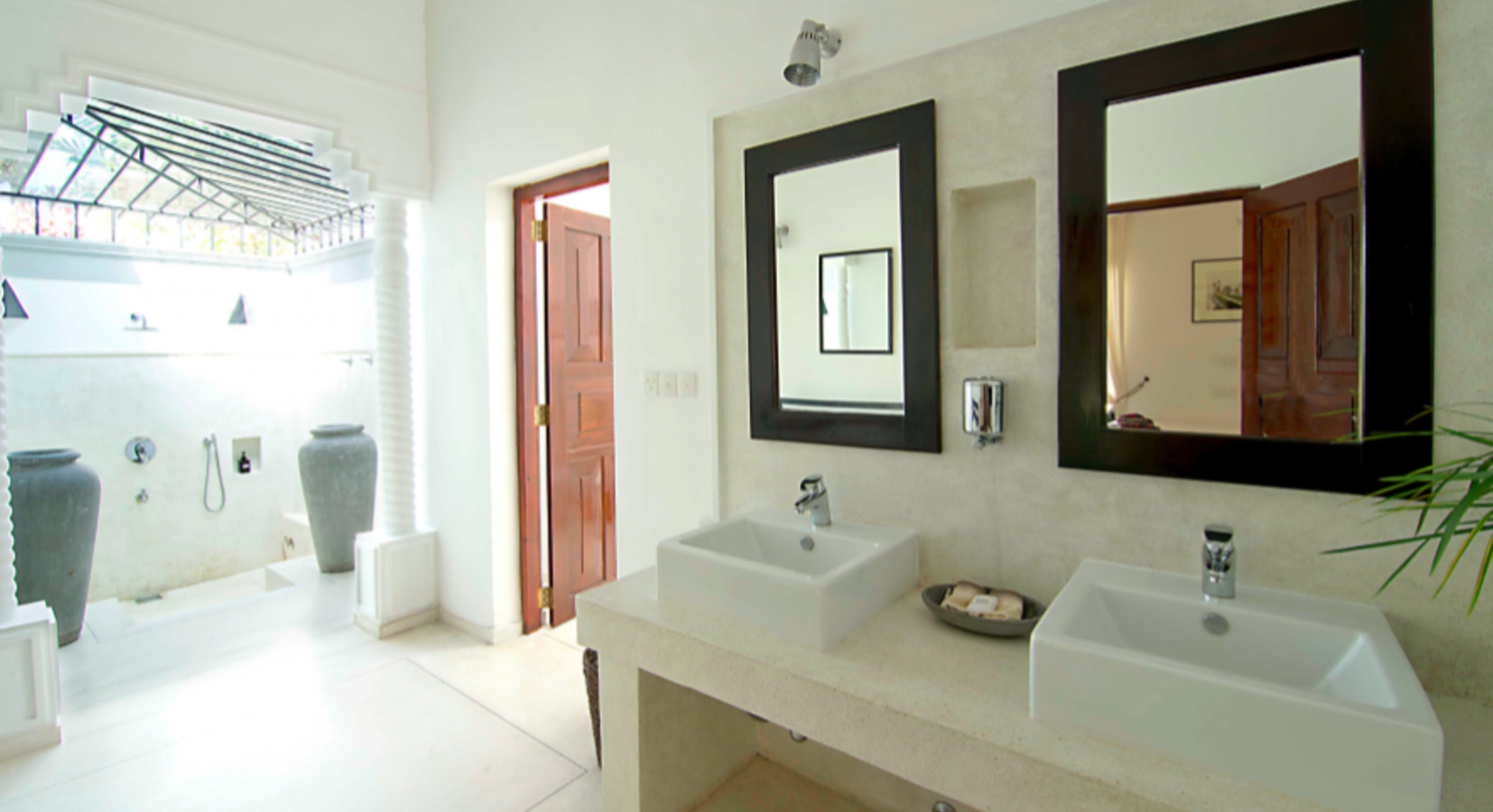 Suite bathroom