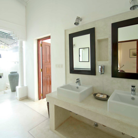 Suite bathroom