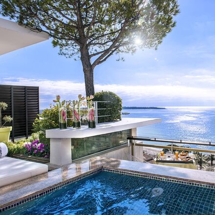 Panoramic jacuzzi room