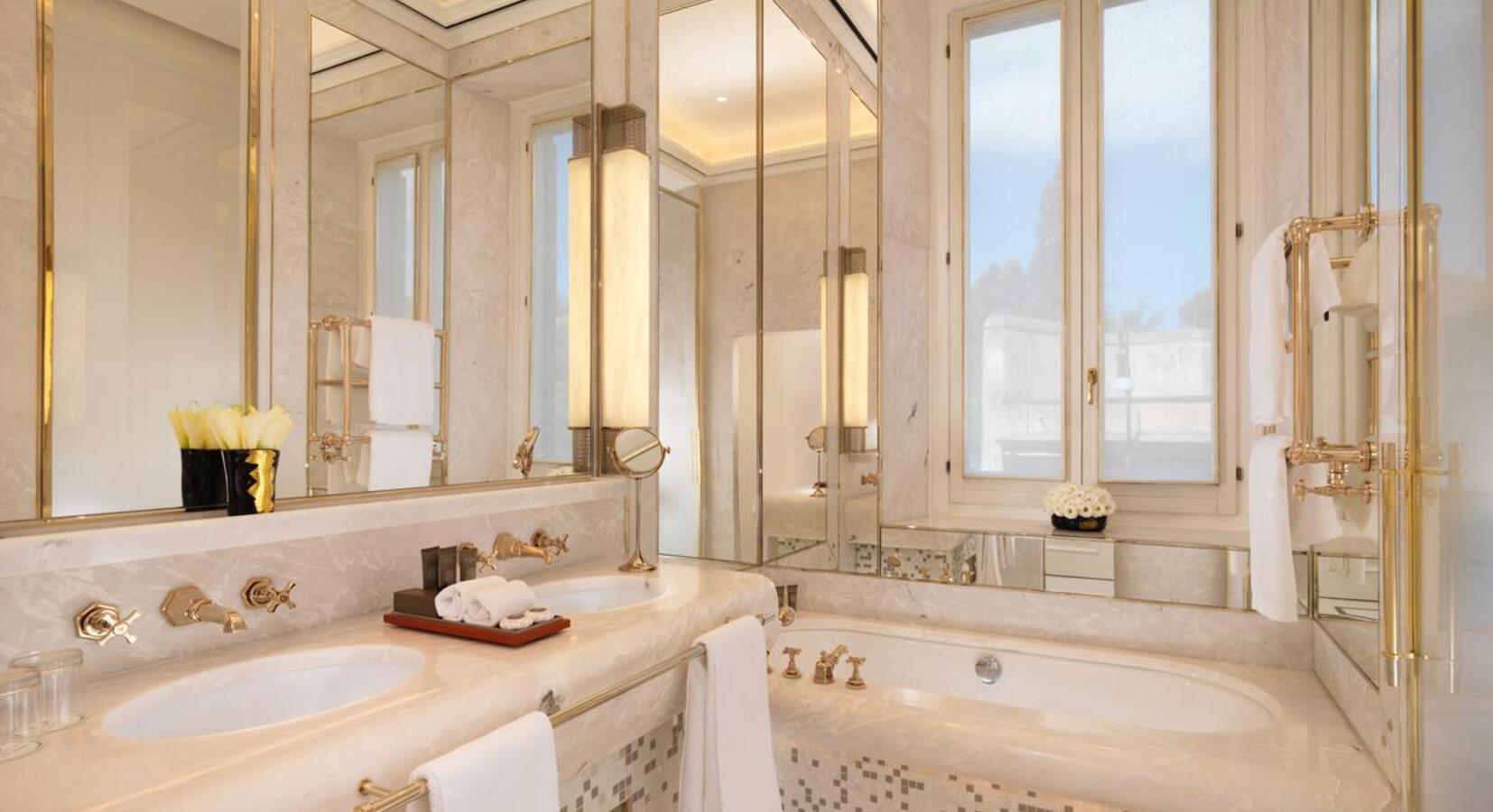 Suite bathroom