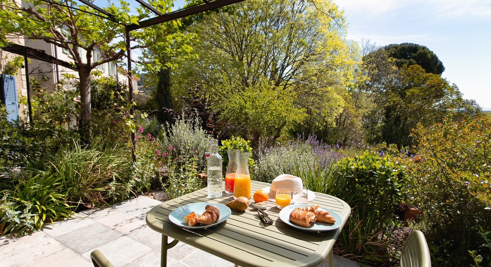 Terrasse with a view, breakfast time